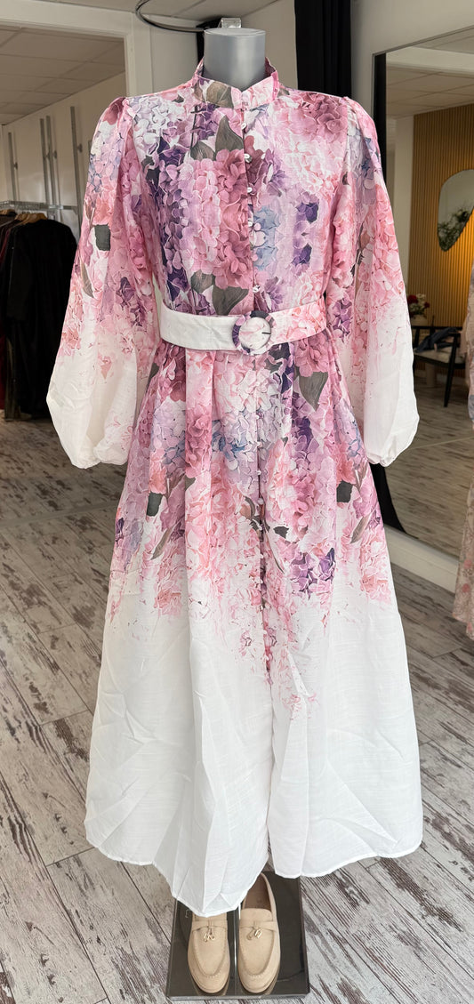 Longue robe blanche fleuries